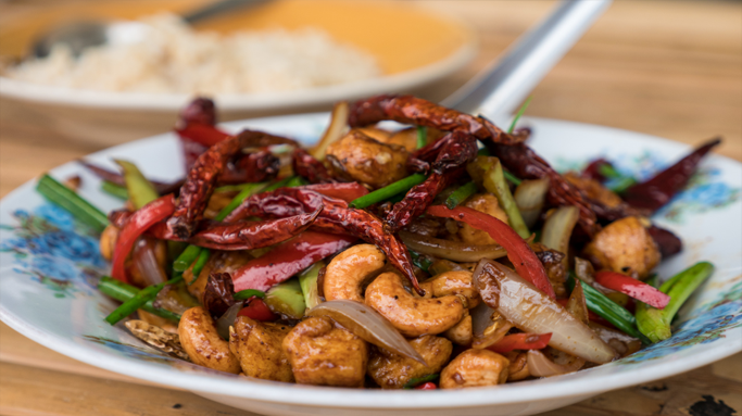 Stir-fried chicken with cashew nuts