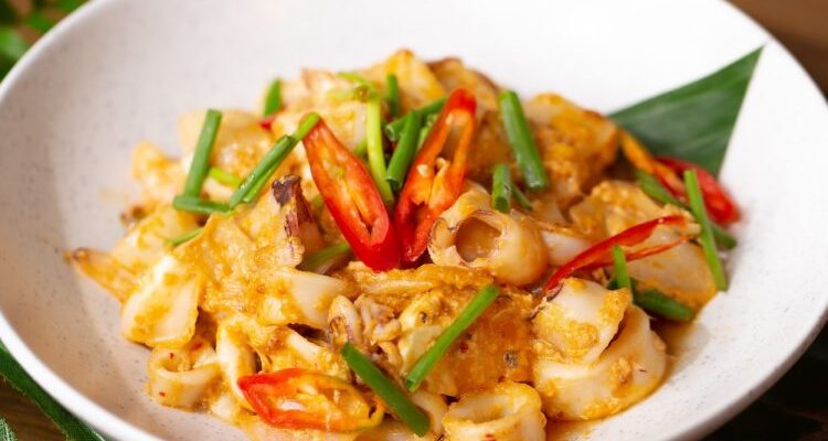 Yam Pla Muek Khai Khem