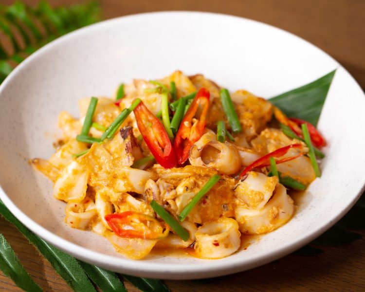 Yam Pla Muek Khai Khem
