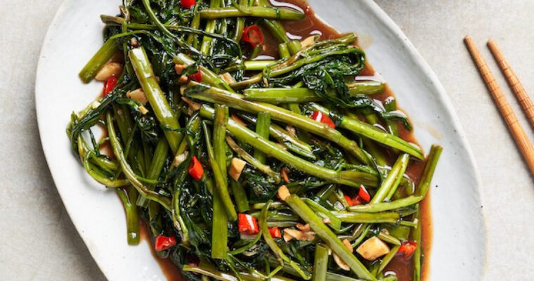 Pad Pak Boong Fai Daeng(Stir-fried Water Spinach with Red Curry)