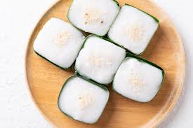 Khanom Tako (Dessert Santan dengan Topping Jagung atau Kelapa Muda)